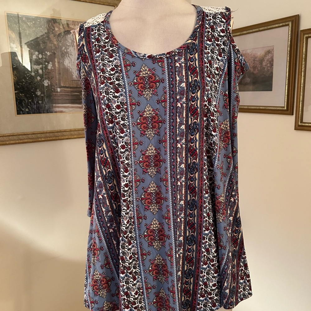 Crest La Vie Like New Blue and Red Patterned Women's Top SZ L. C:131